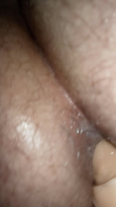 バイブレーターが初めて私の尻を突く p1