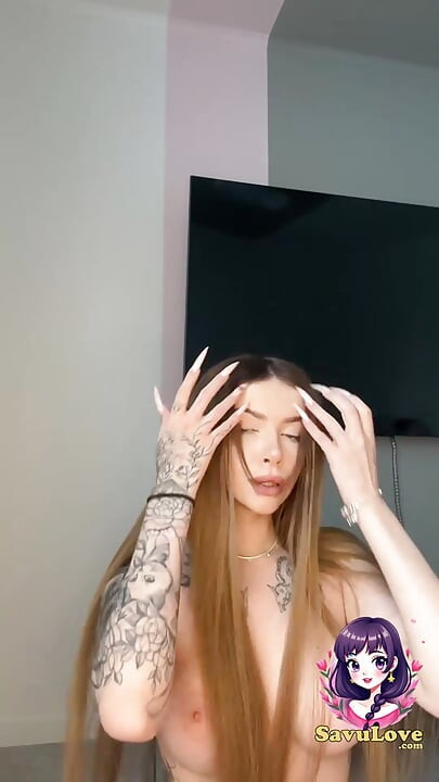 Schönes nacktes mädchen mit großen titten und donk spielt mit ihrem wilden kitzler und bietet einen killer-hardcore-solo-performance.