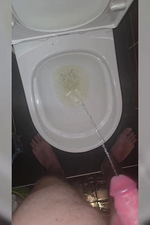 Jimbob pist in toilet