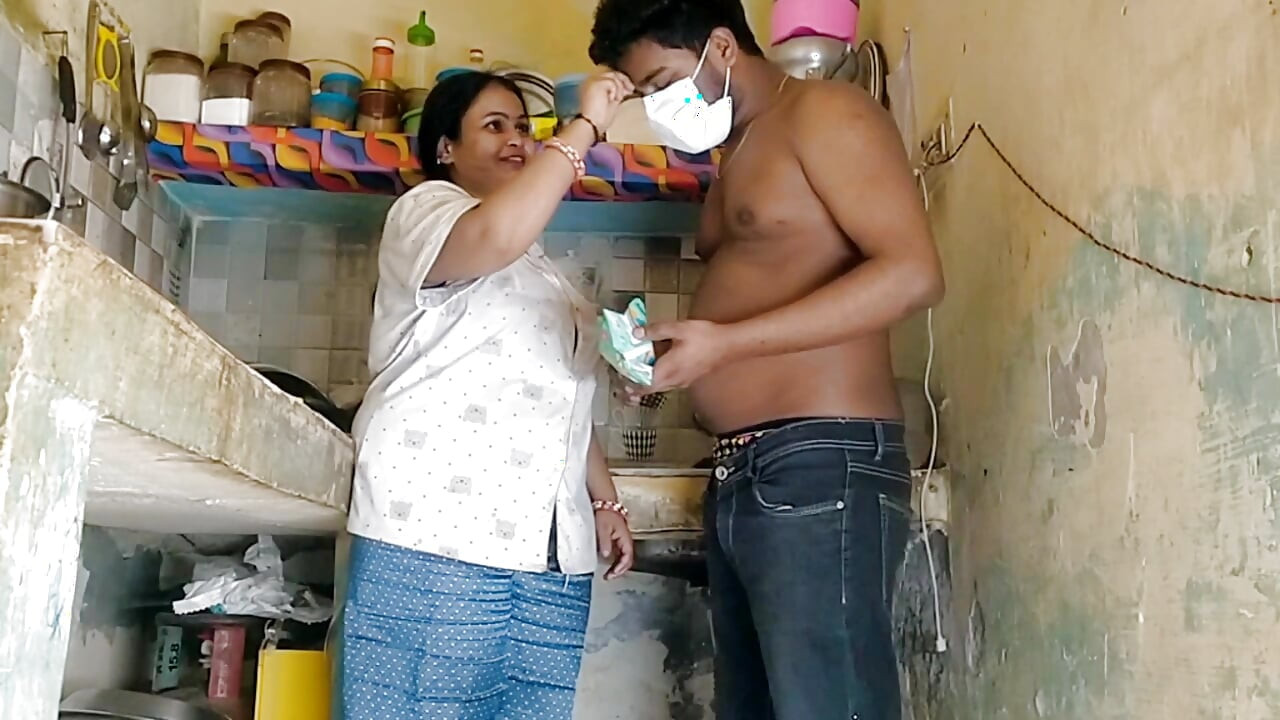 Cuñado pellizcó los grandes pezones de mi cuñada en Holi, sexo salvaje en la cocina