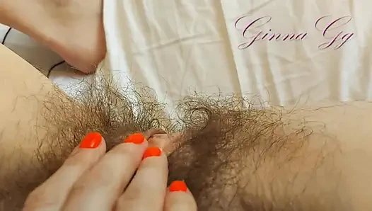Eine extrem behaarte brünette fingert eine muschi, aus der große schamlippen MILf ginnagg herausholen