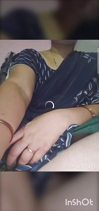 Desi bhabhi ne kursi pe beth ke apni chooth ke maje liye