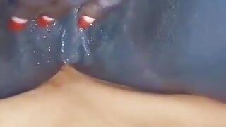 Perra de piel oscura masturbándose chorros de labios largos
