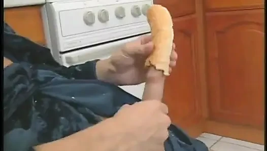Красивая крошка обмотывает шишку хуй мужика и лижет это