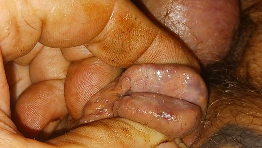 Badder gonflé avec pisse et aiguille dans la glande du pénis, douleur de gonflage qui fait plaisir à l'homme bisexuel.