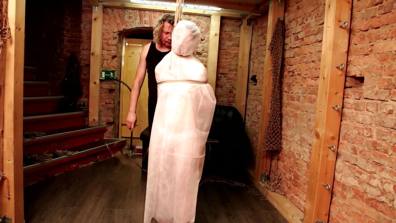 縛られ罰せられる:ハードコアBDSMの苦痛に縛られた奴隷の尻軽女