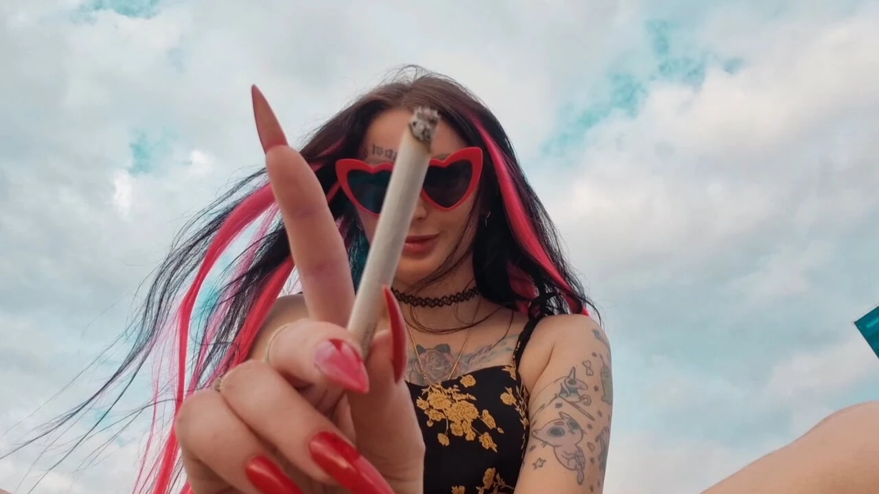 Fetiche por fumar. Qual fumaça te excita mais: fumaça de cigarro ou fumaça de pau?