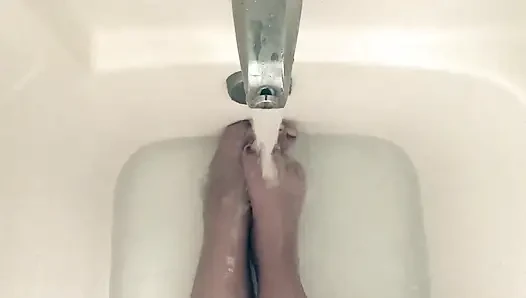 Busty BBW bathtub pantyhose play