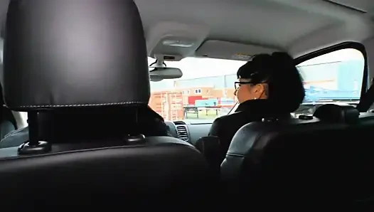 Tante seksi ngentot tante fingering di dalam mobil