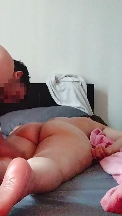 Aprender a dar massagens com uma mulher que tem um corpo perfeito.