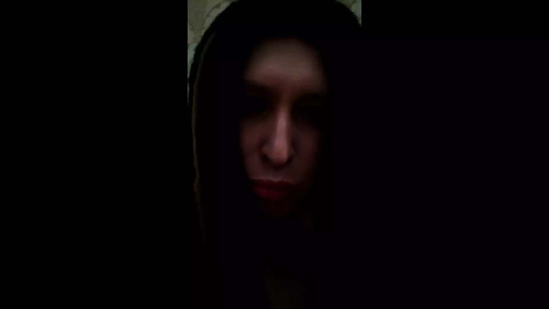 La piccola Bonnie si masturba e viene dolcemente.