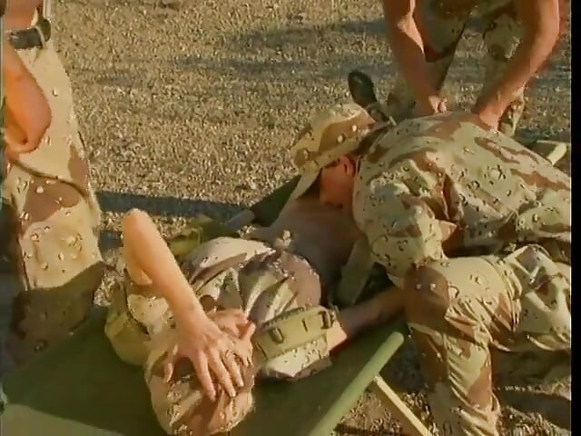 Loira prostituta em equipamento militar recebe sexo a três hardcore com dois soldados garanhões ao ar livre e dentro de casa