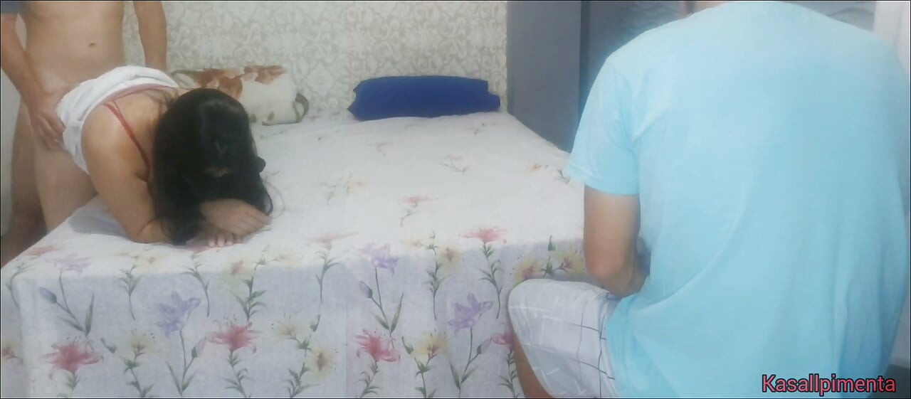 الزوج أعار زوجته لرئيسه لتجنب الطرد من العمل