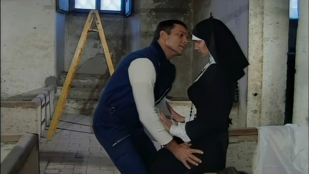 הפועל הורס את התחת של הנזירה המסוגרת