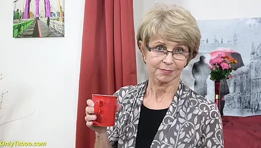 75 yaşındaki üvey anne için ilk büyük yarak