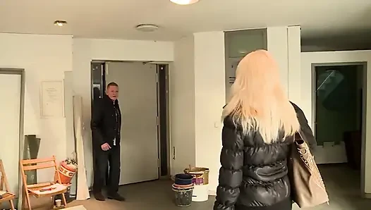 Sexy schätzchen von 2 zufälligen typen in den arsch gefickt