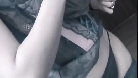 Seksi kız poz verdi ve soyunuyor