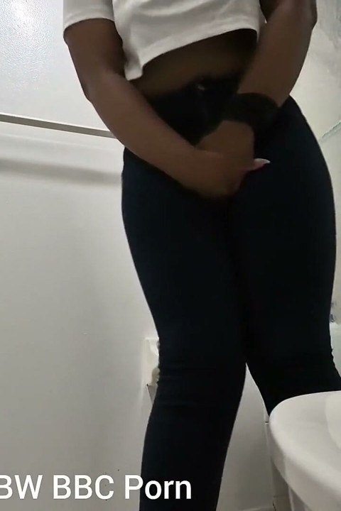 おしっこが欲しくて跳ね回り、ズボンにおしっこを漏らしてトイレに