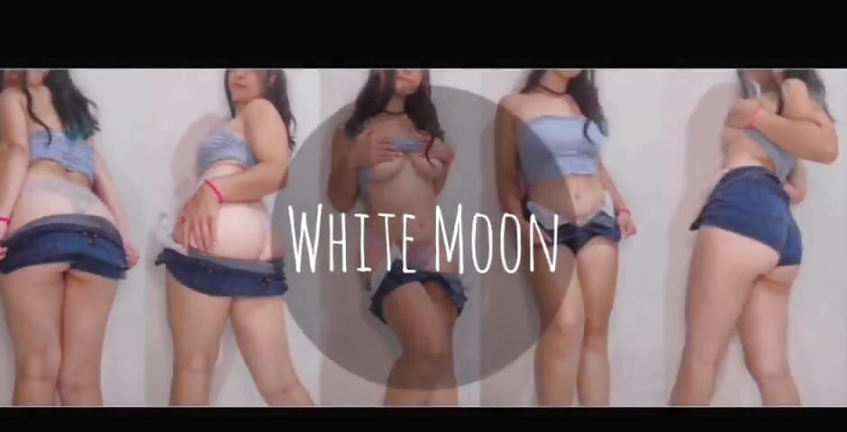 Branquinha novinha pembe amına dokunuyor