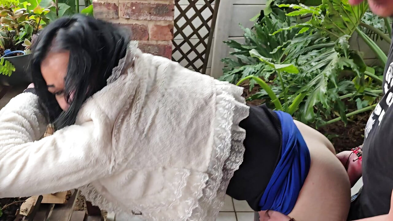 Mon ami partage sa femme pour une baise rapide en plein air, partage du sperme dans sa chatte