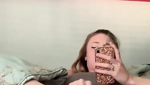 İyi bir kız gibi boşalıyor