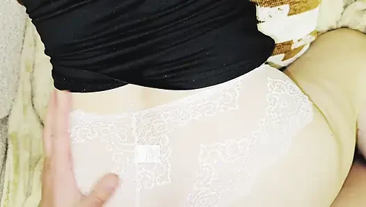 Meine Lieblingsstiefmutter in weißen Spitzenslips hat meine Aufmerksamkeit erregt! Ich komme direkt auf meine Unterhose!