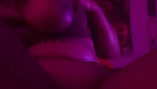 Cewek kulit hitam lagi asik ngentot dildo sendirian