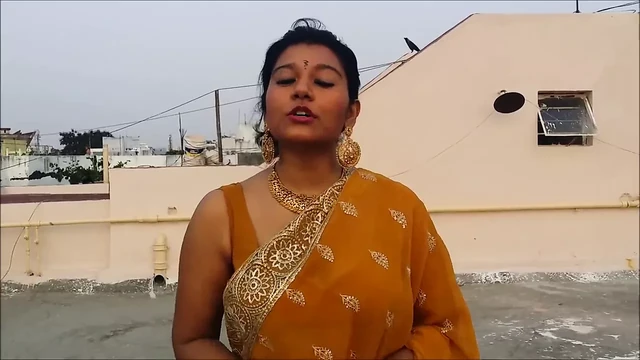 sexy bhabhi wearing saree