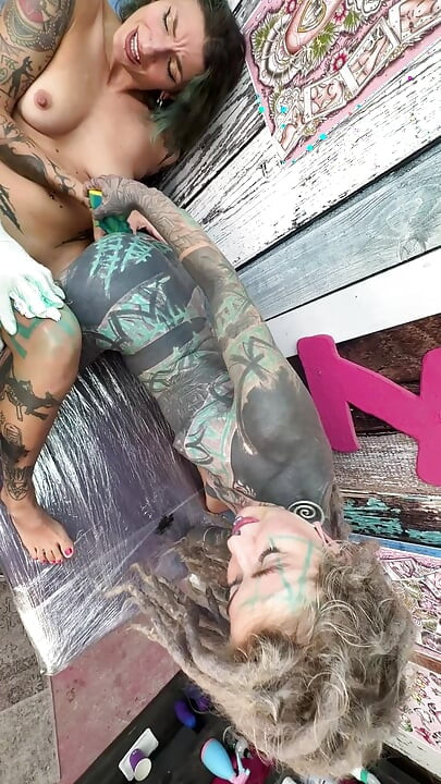 Naughty Tattoo Shop ülés - fordított cowgirl dildó anális tintázás közben