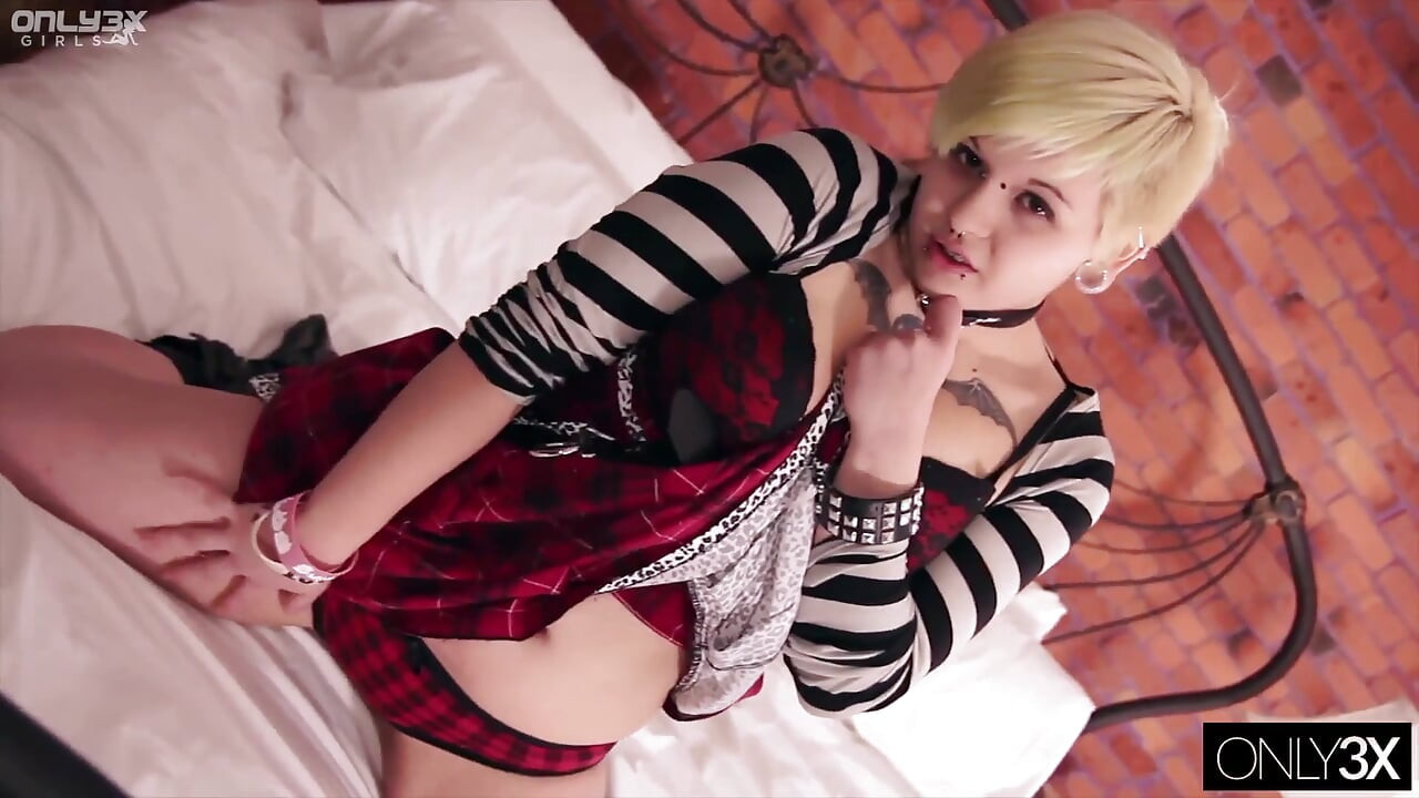 Curvilínea Emo jogando solo premium edit only3x girls