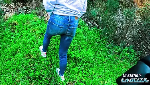 Незнакомец берет меня в мой дом в обмен на минет, а затем трахает меня.