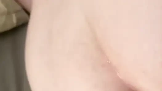 Cowok ini suka nonton memek dan pantatku menganga, kan?