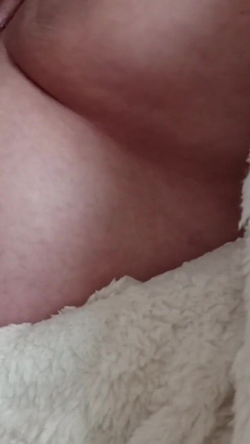 Momento accattivante da "La bbw squirta usando il nuovo giocattolo di vetro"