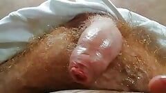 英国毛茸茸的熟女爸爸熊手淫巨大的精液，并把它擦遍他的身体。Ukhb