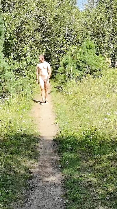 Ruski nudist šeta potpuno gol u prirodi