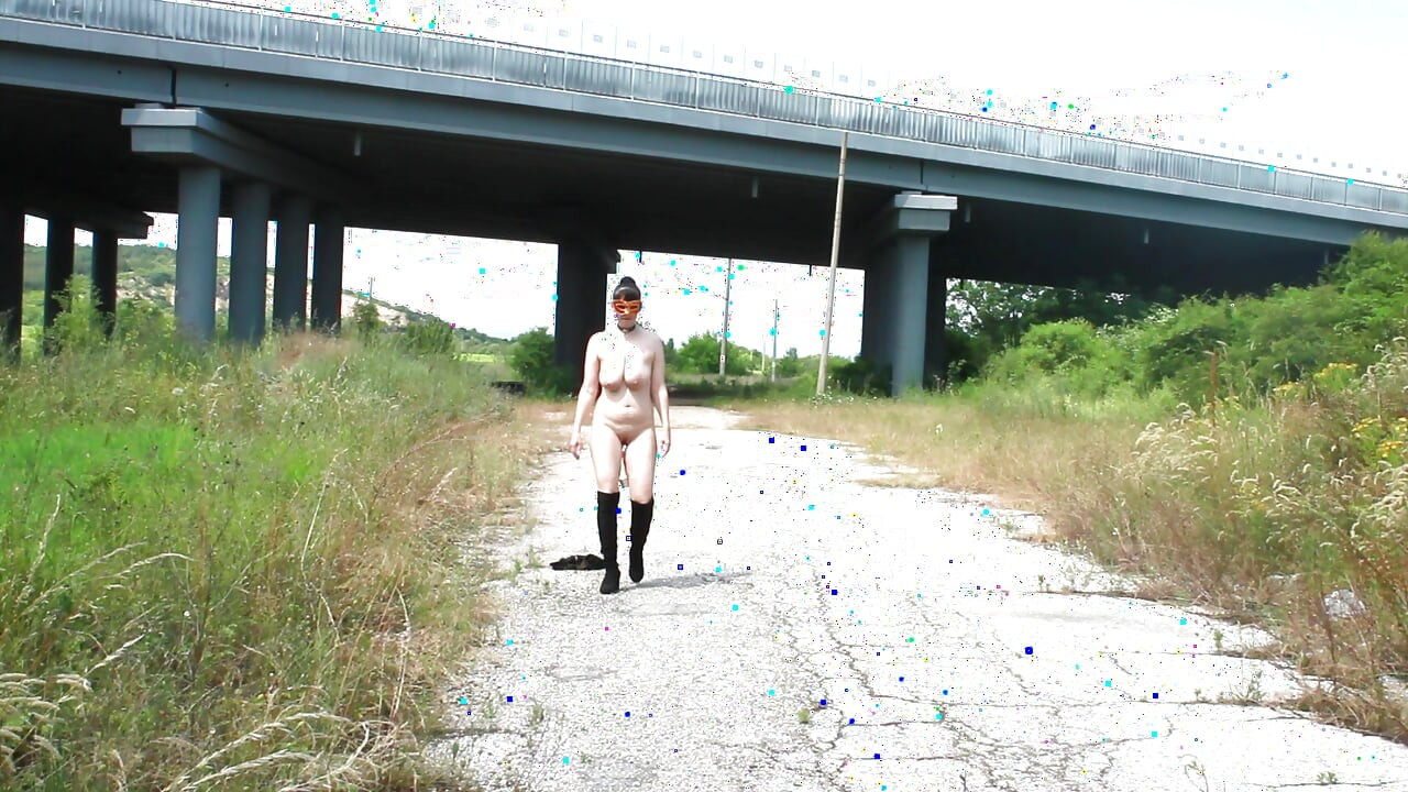 Köle tih çıplak yürümek için cezalandırılıyor