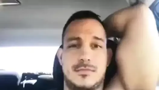 Un homme poilu sexy dans une voiture