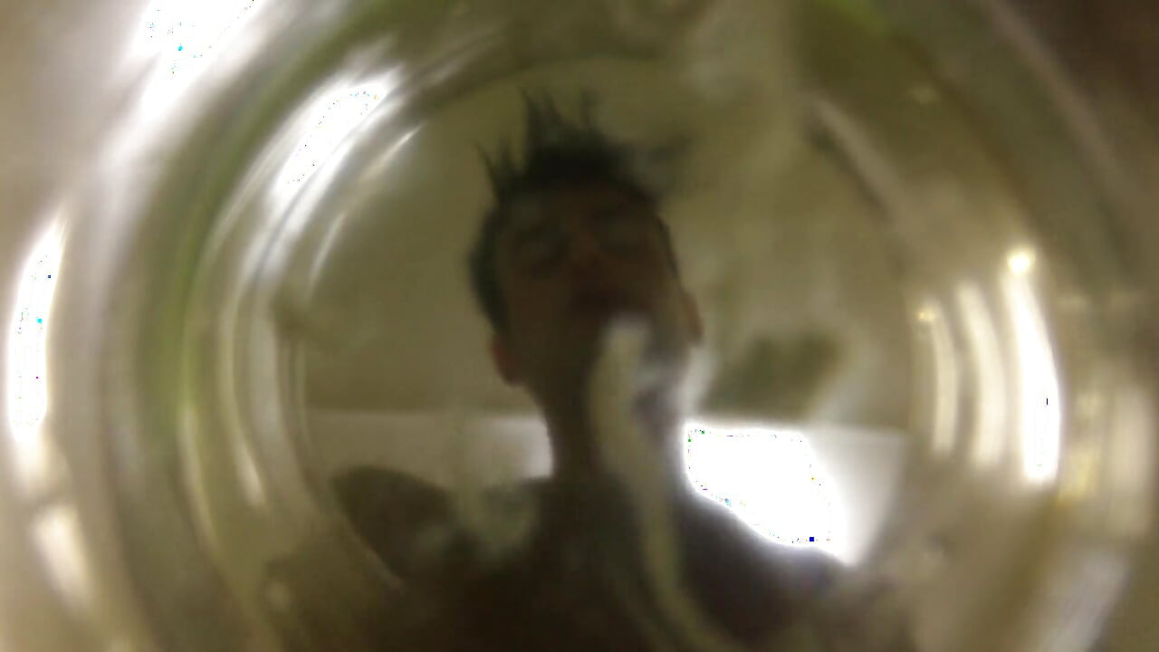 Cewek sange ini muncrat ke dalam cangkir air (tampilan kaca) sampai muncrat banyak banget