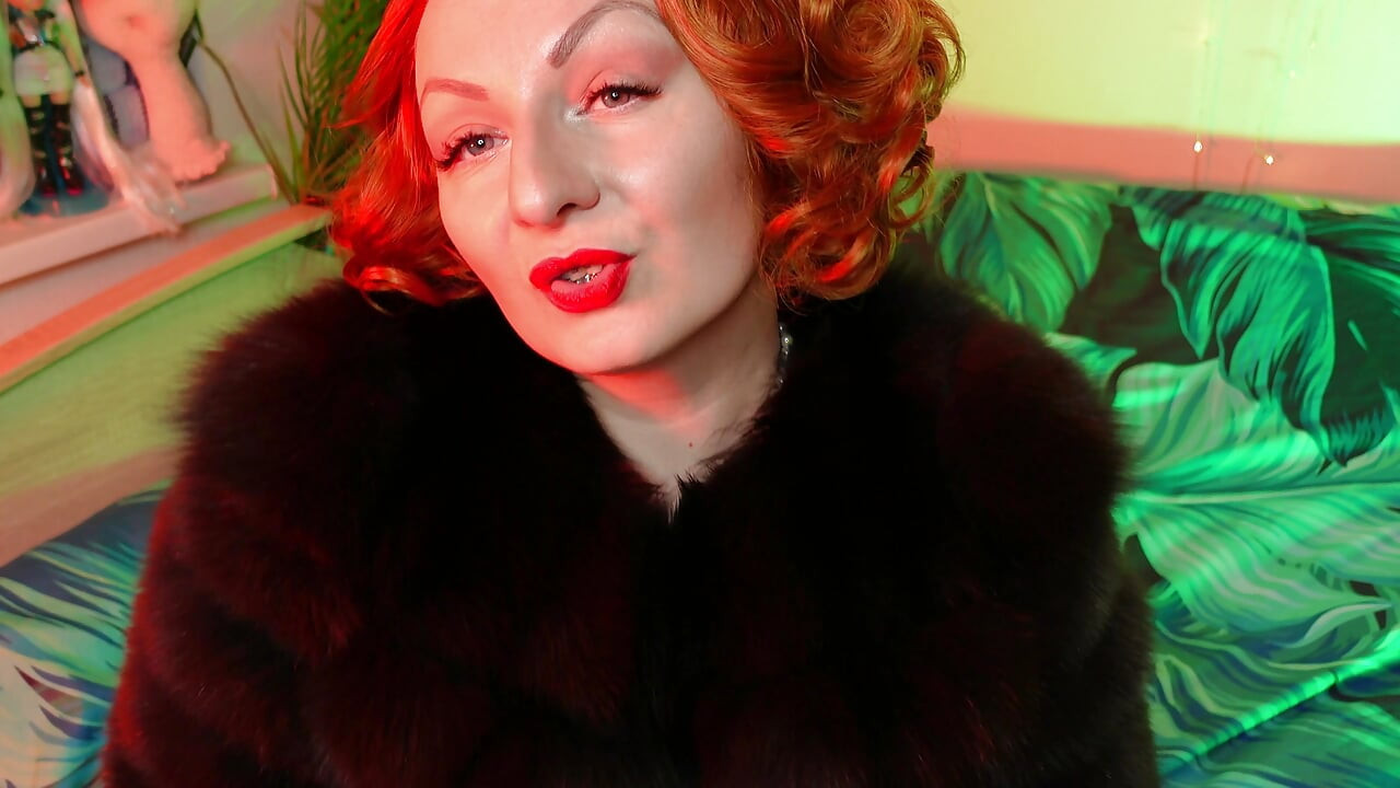 Fur fetish and long leather gloves pin up MILF