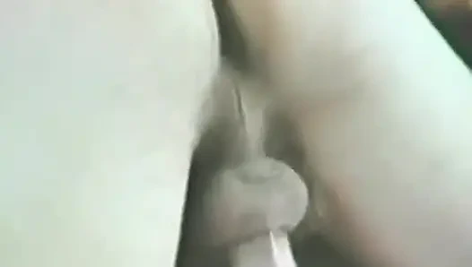 İki adam küçük memeli bir sarışını sırayla alıyor