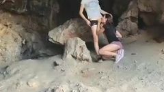 Młoda para na plaży Devon Ts Sex oralny