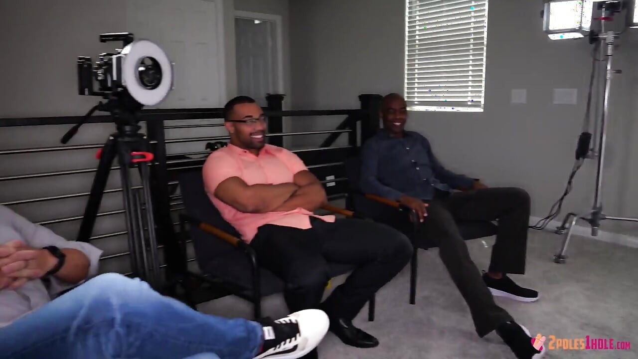 Hotwife Riley menjadi miang untuk doublevagnya dengan 2 kote hitam besar