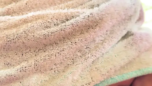 Ich liebe Exhibitionismus, ich springe wirklich gerne auf einen Schwanz, wenn Leute da sind