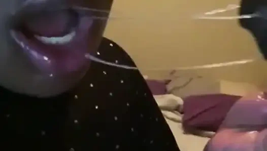 Ayah tiriku pindah bersama kami dan tengah malam kami bersenang-senang