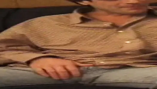 Retro reifes schätzchen squirtet wild aus intensiver finger-action
