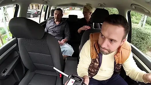 Pirang gemuk seksi dijemput dan disetubuhi secara anal di luar ruangan