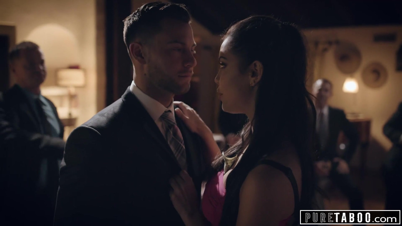 純粋なタブー痴女がビジネスマンに屈辱-公共ファック