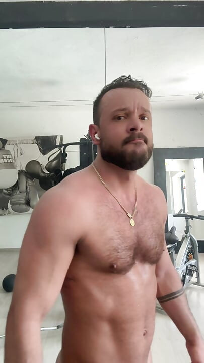Macho Alpha drka i puca u ogledalo