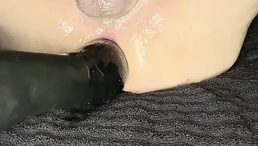 Sarah berusaha fisting pantatku, muasin aku pakai dildo ukuran raksasa