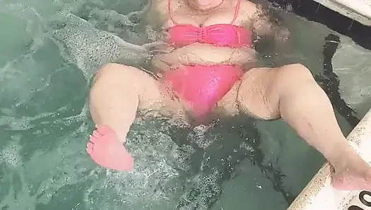 Davisdesires ist im pool und beobachtet ihre muschi beim sabbern